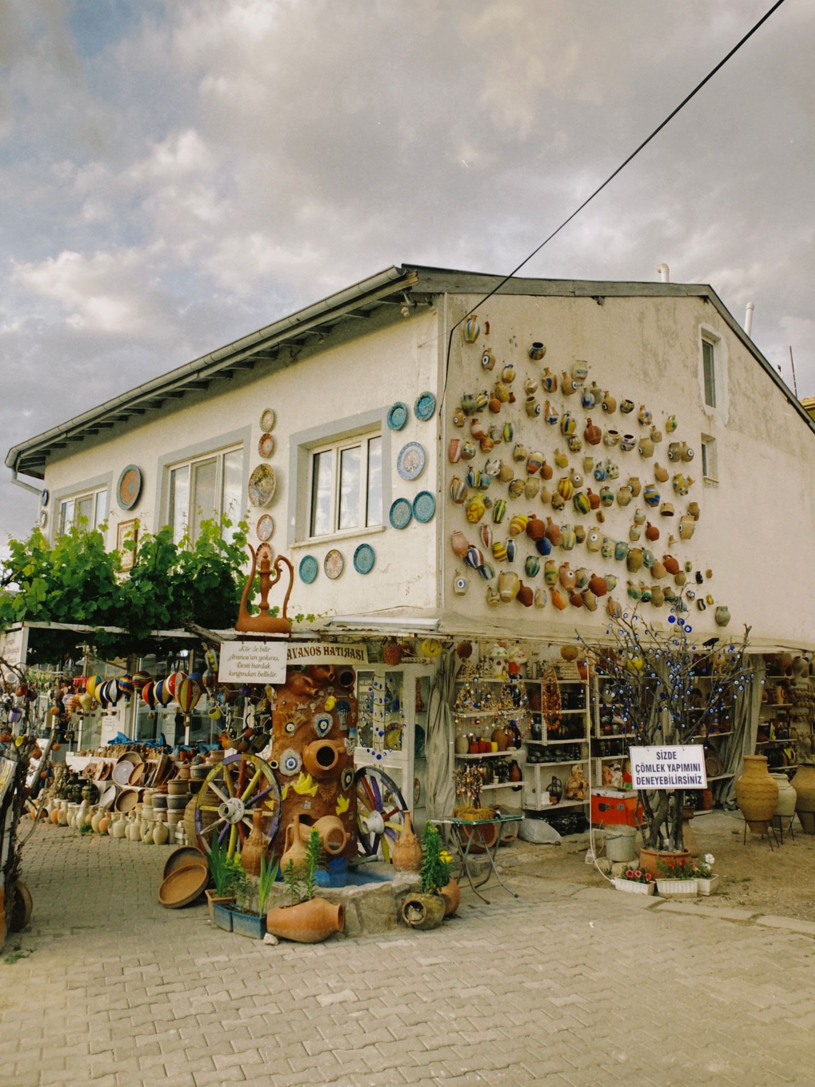 Pottery shop in Avanos with hundreds of jugs covering the facade